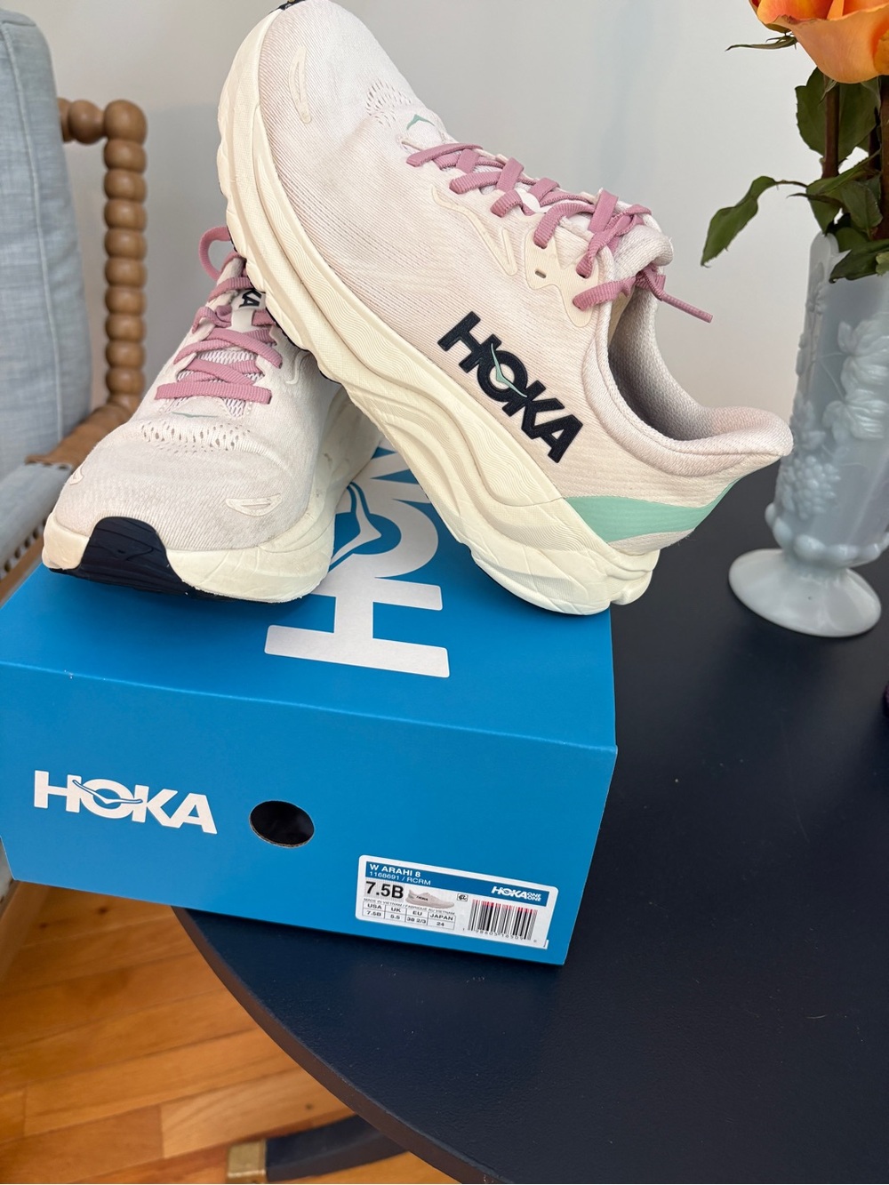 Hoka White & Navy Women's ARAHI 8 Running Shoes 7.5